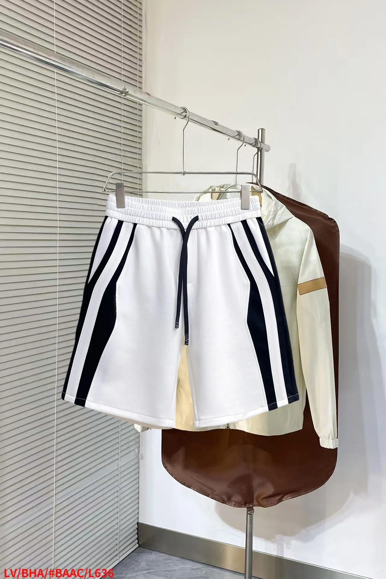 Balenciaga's three-standard complete 2026 summer New Arrival men's casual shorts, advanced custom-made Breathable fabric, Breathable fabric, extremely stretchy and comfortable, impeccable details, top-grade accessories, original logo design concept, delicate and soft feel! The upper body fit is awesome! Size: M-XXXL Please state your height and weight when ordering